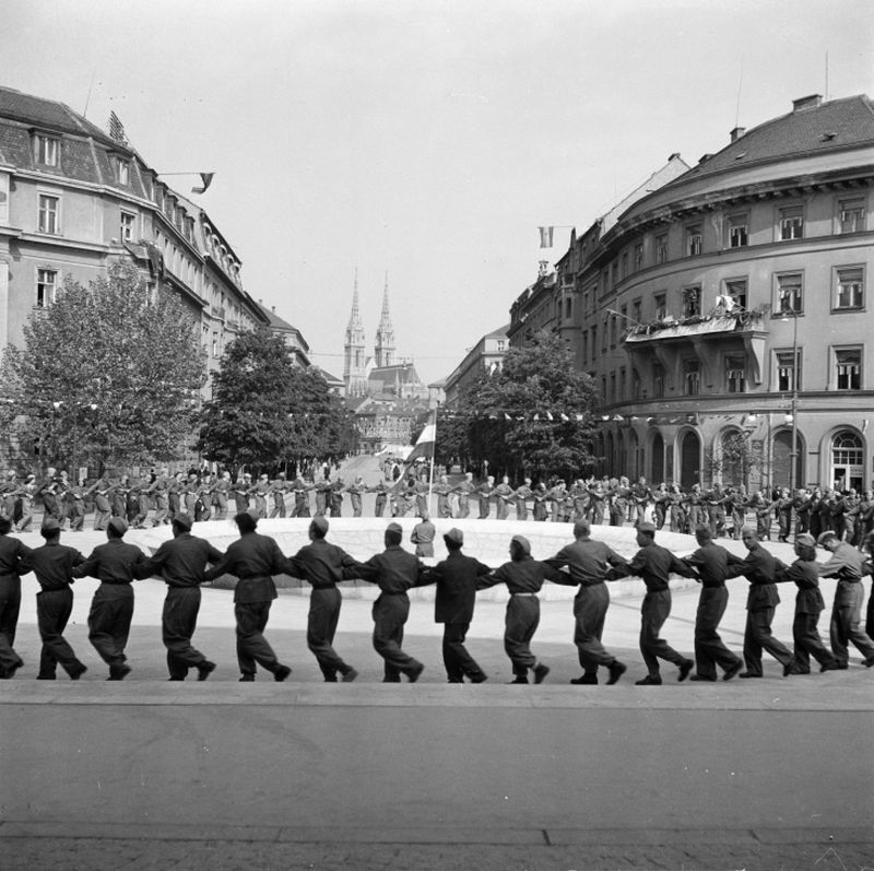 Zagreb, 9. svibnja 1945. godine. Kozaračko kolo ispred džamije